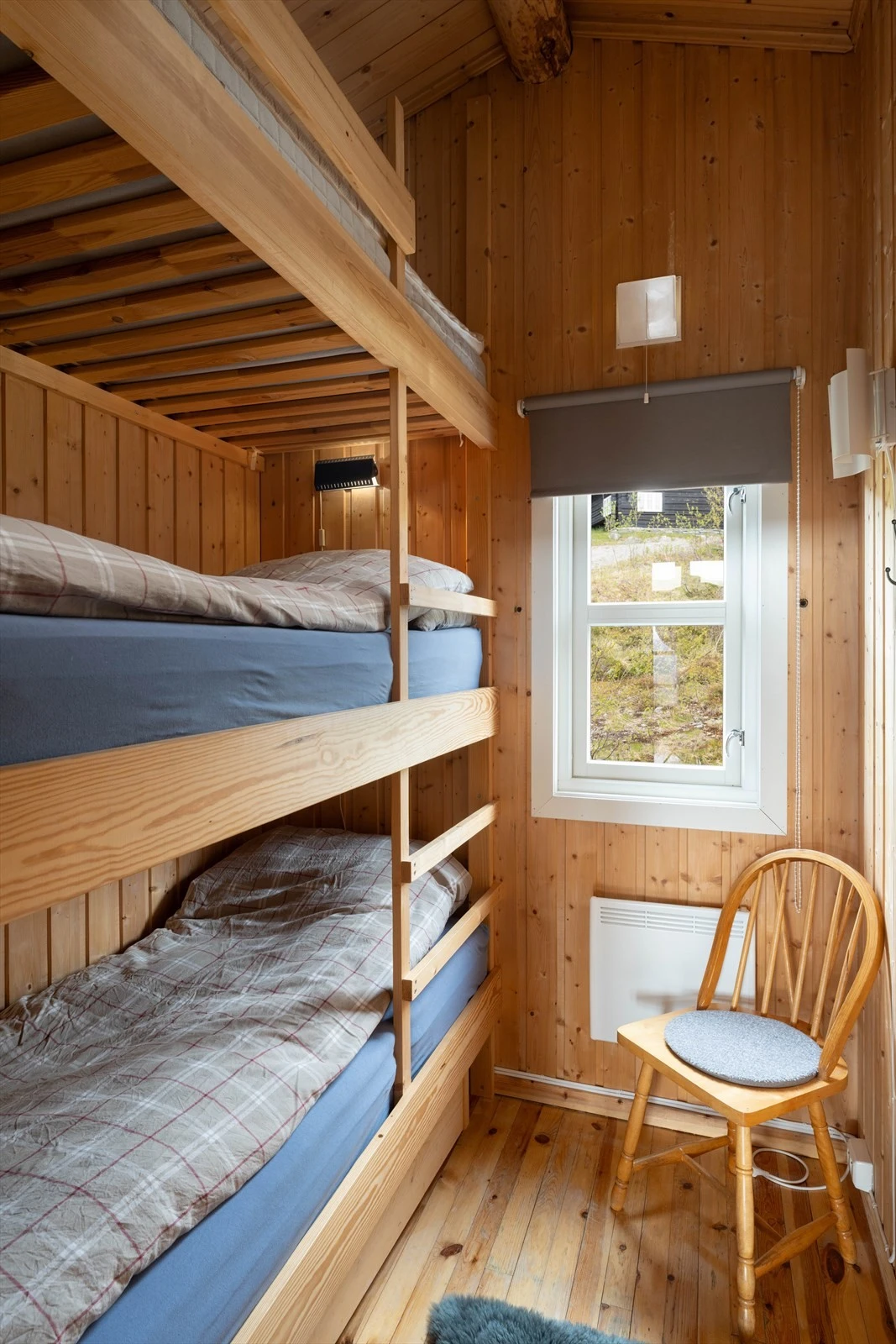 Soverom med plassbygget køyeseng med tre sengeplasser Galleribilde