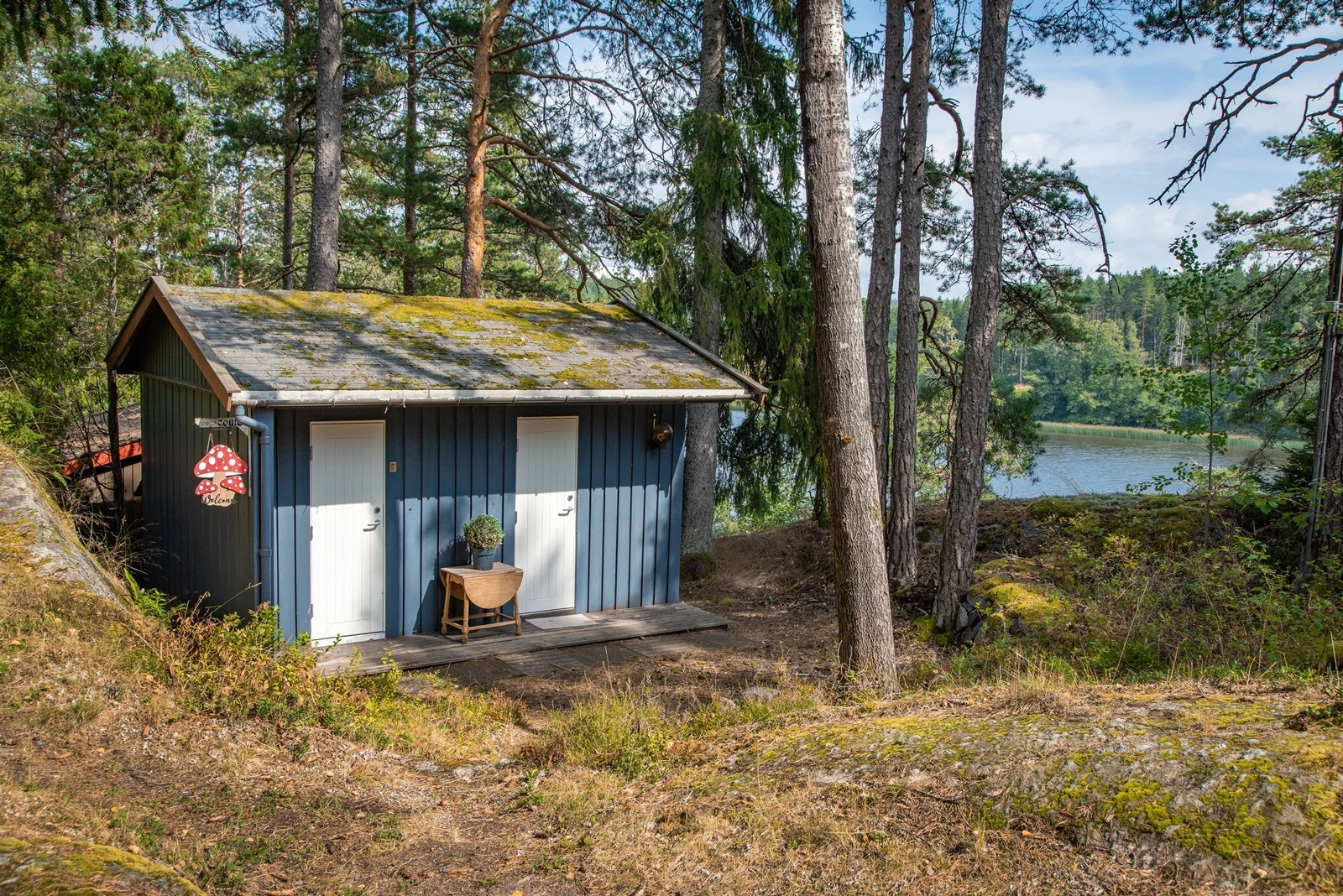 Rett utenfor hytta ligger et anneks på 10 kvm, med separate innganger til rom benyttet som soverom og bod. Galleribilde