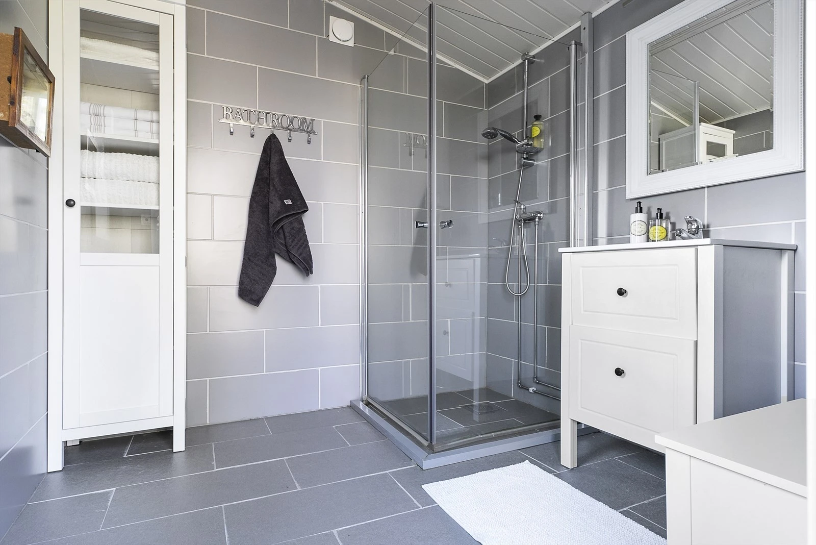 Et uthus på 6 kvm, er i dag innredet som baderom og er tilknyttet sommervann til dusjvegg. Galleribilde