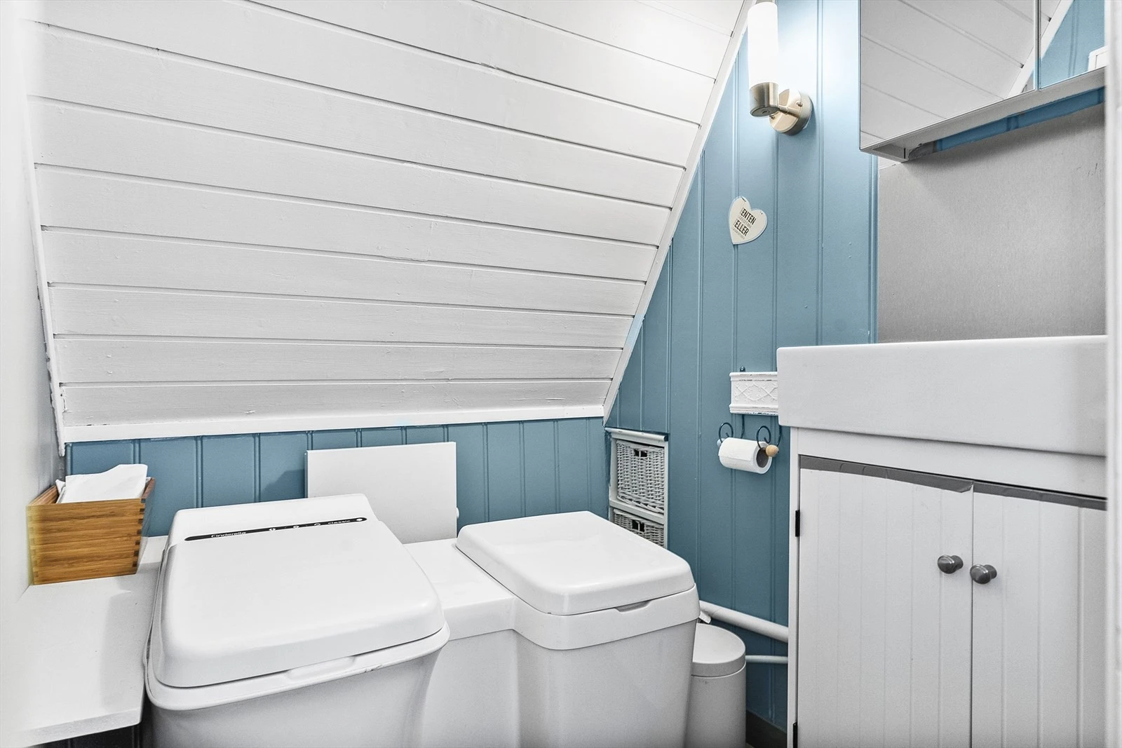 I tilknytning til entréen ligger et separat WC-rom, innredet med elektrisk Cinderella forbrenningstoalett, servant og speil. Galleribilde