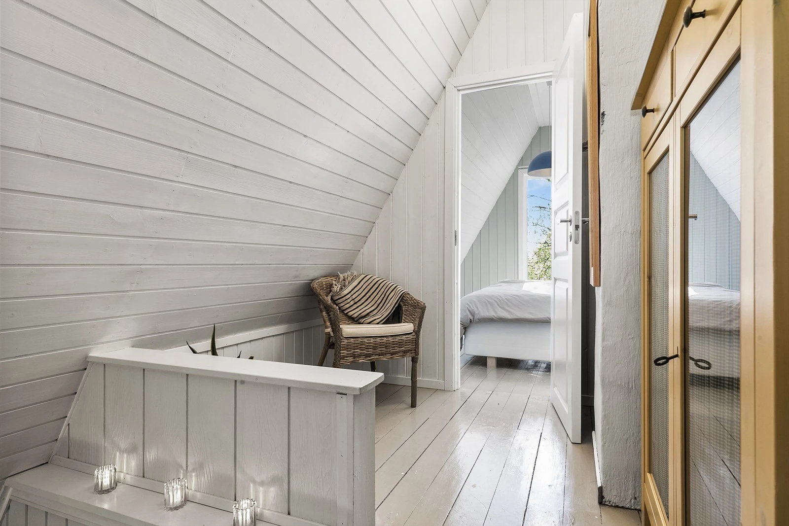 I andre etasje finner du en mellomgang med plass til kommode, samt to rom benyttet som soverom. Galleribilde