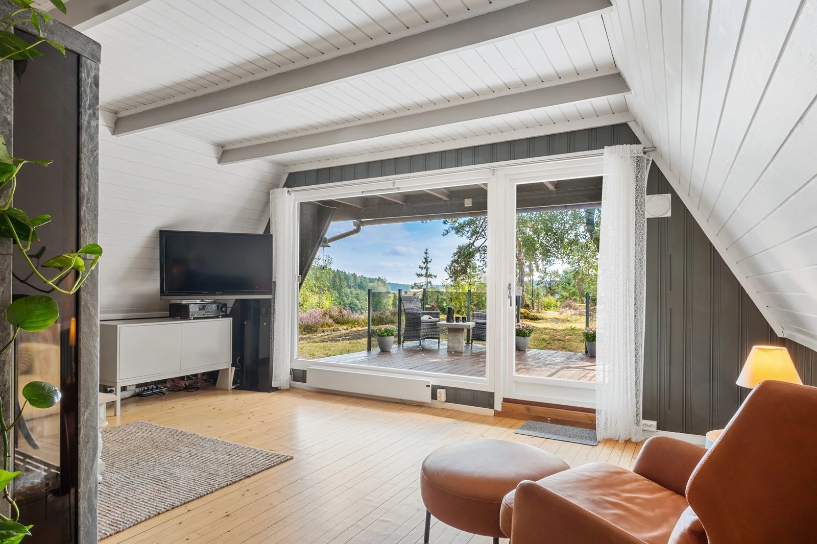 Fra stuen er det utgang til en delvis overbygd terrasse på romslige 60 kvm. Galleribilde