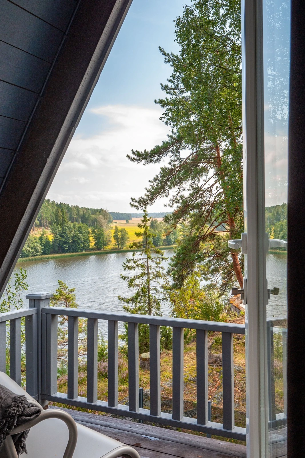 Balkongen er et perfekt sted for morgenkaffen med utsikt mot Lødengfjorden. Galleribilde