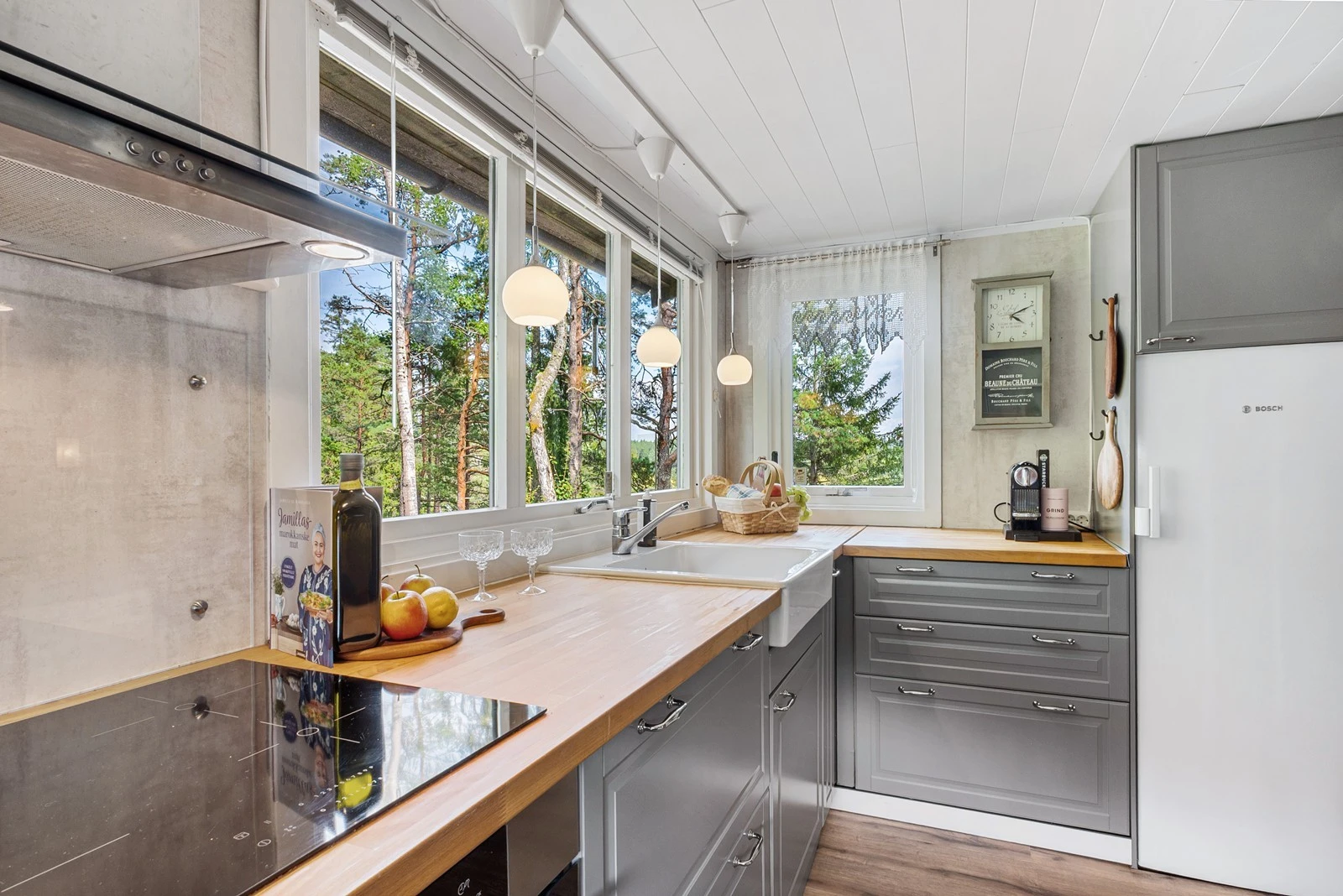 Kjøkkenet ligger i et eget rom tilknyttet spisestuen og ble oppgradert i 2018. Galleribilde