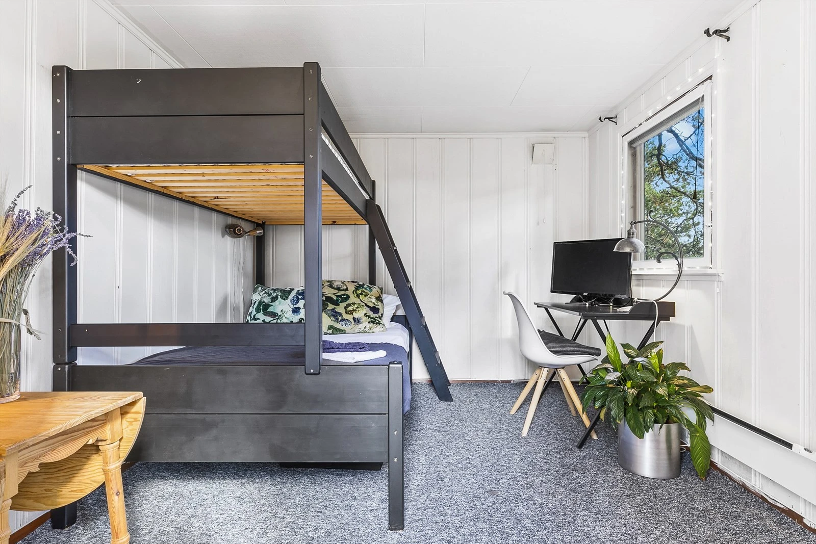 Rommet er innredet med køyeseng og fungerer som gjesterom eller kontor, men er ikke godkjent for varig opphold. Galleribilde