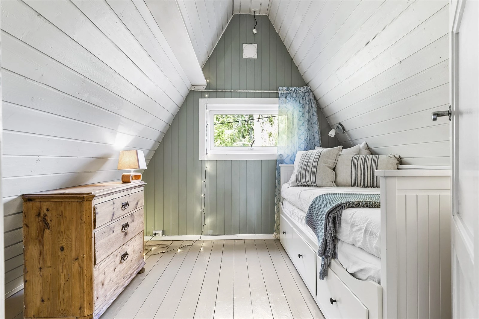 Det andre rommet har også flott utsyn mot grøntområder og plass til seng og oppbevaring. Galleribilde