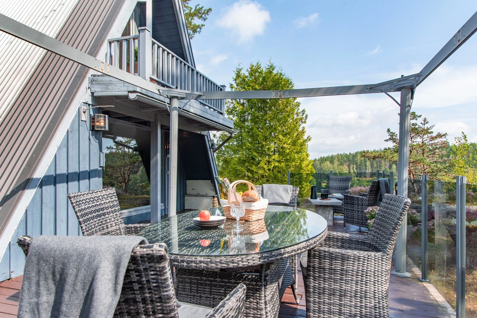 Uteplassene rundt hytta utgjør til sammen 121 kvm, og både terrassen foran og bak hytta er nylig malt. Galleribilde