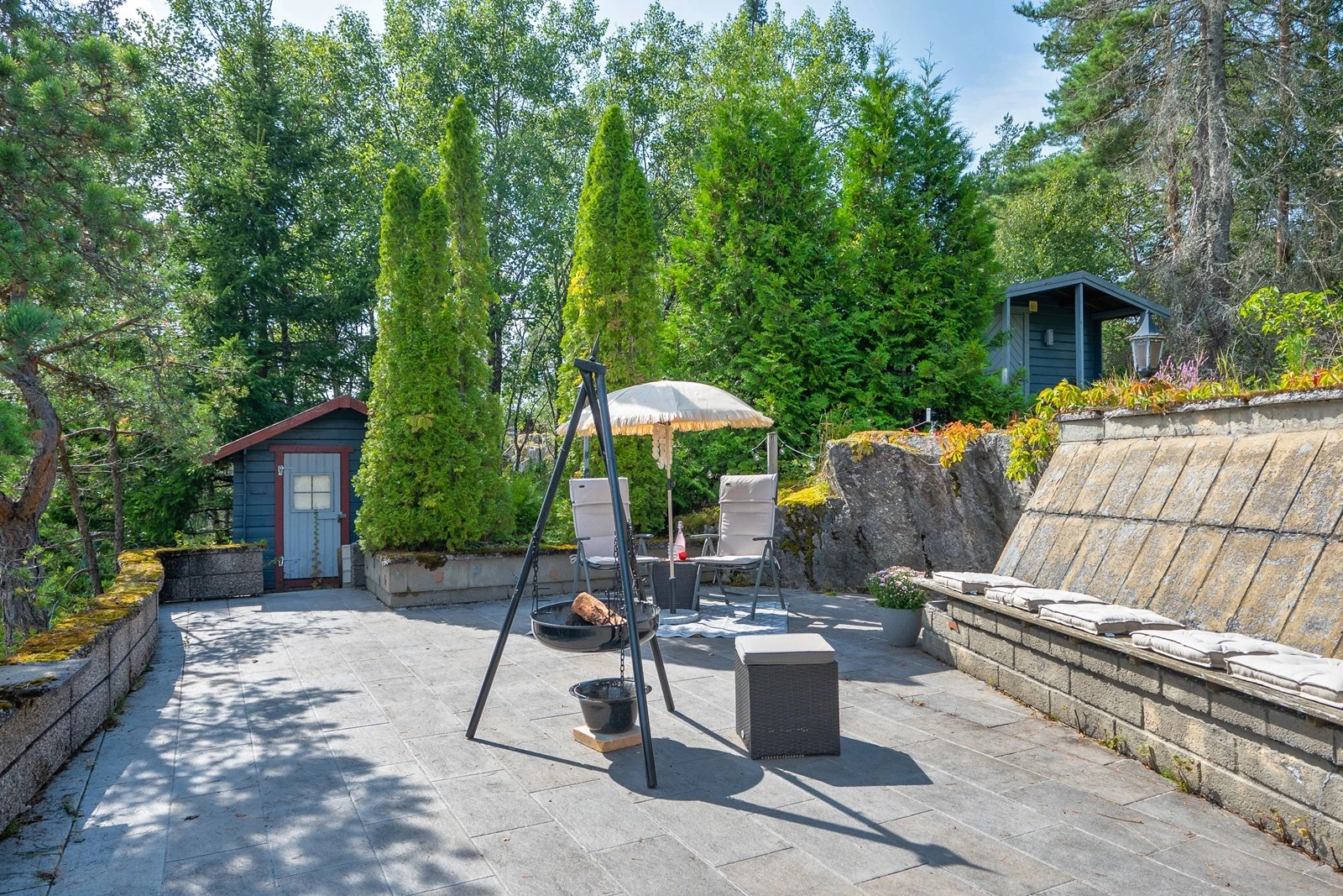 Uteplassen er et perfekt sted for grilling, hvor måltidene enkelt kan tas med ut for å nyte stillheten og de fredelige omgivelsene. Galleribilde