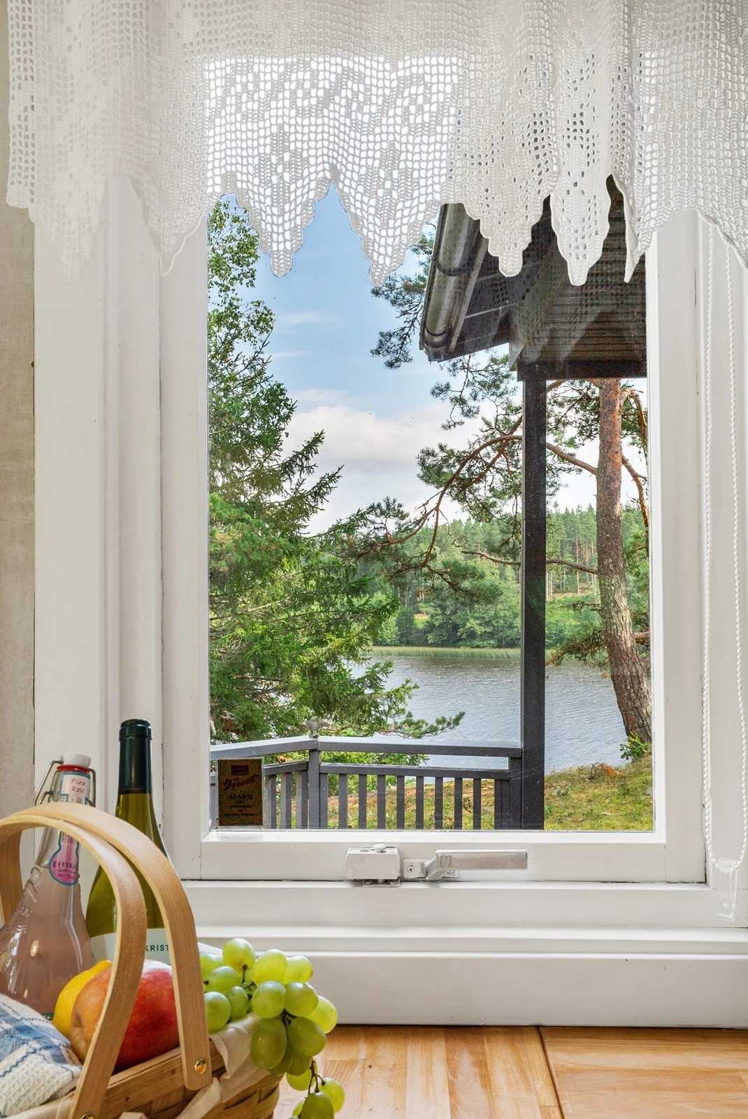 Fra kjøkkenvinduet har du også flott utsikt mot Vansjø. Galleribilde