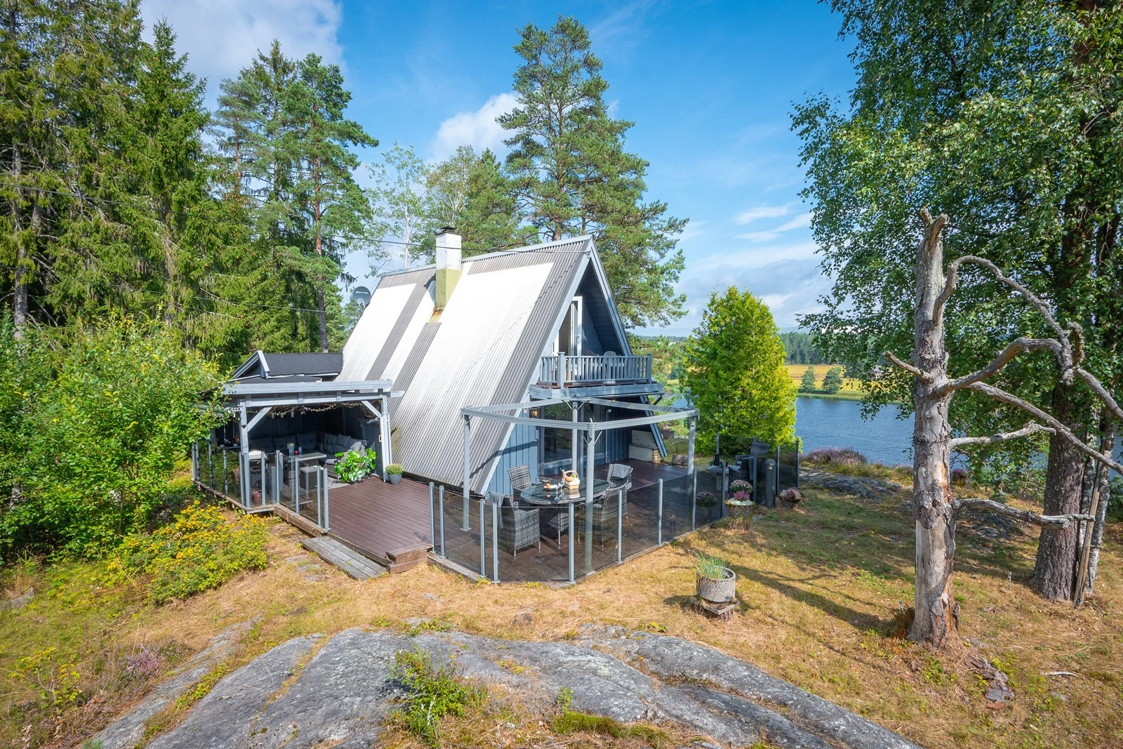 Glassrekkverket på terrassen fremhever den flotte utsikten, og gir god plass til spisegruppe, solsenger og avslapning - perfekt for lune sommerkvelder. Galleribilde