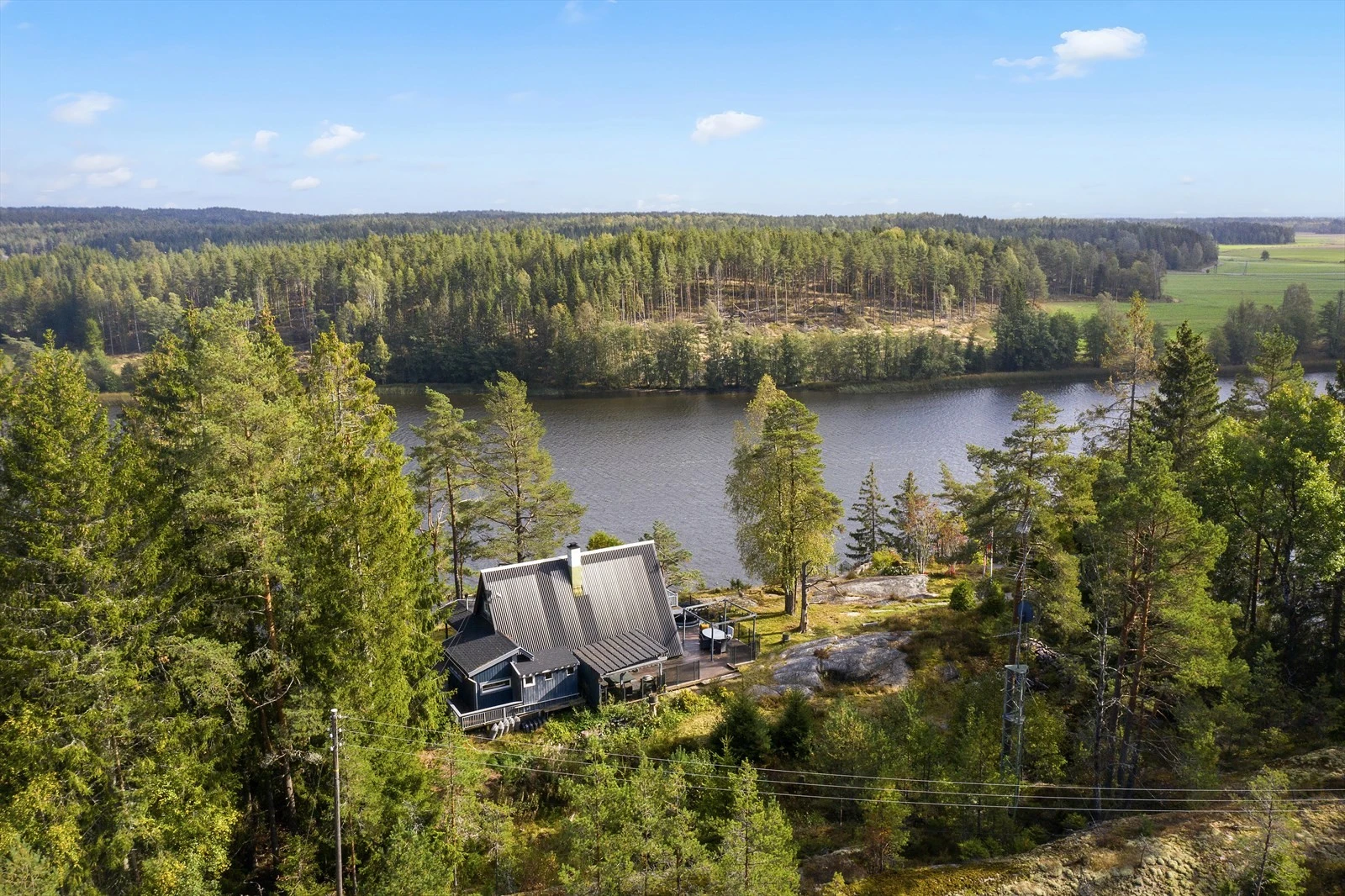 Eiendommen ligger høyt i terrenget med fine solforhold gjennom hele dagen. Galleribilde