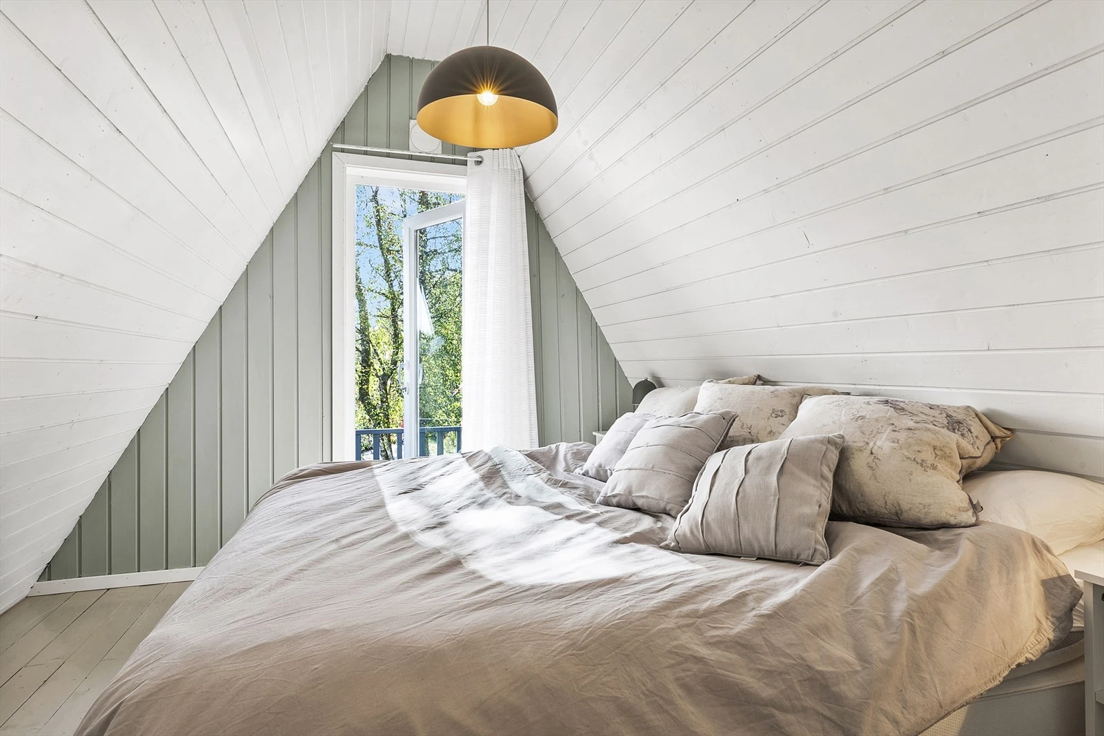 Hovedsoverommet har utgang til en liten balkong på 4 kvm. Galleribilde