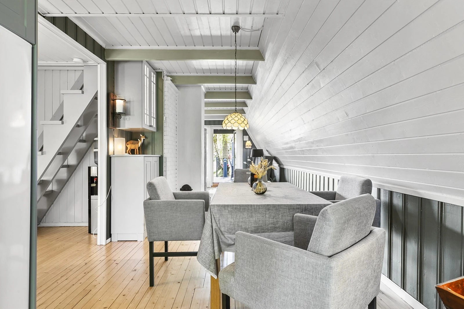 Spisestuen ligger sentralt plassert mellom kjøkken og stue, og skaper en naturlig overgang mellom sonene. Galleribilde