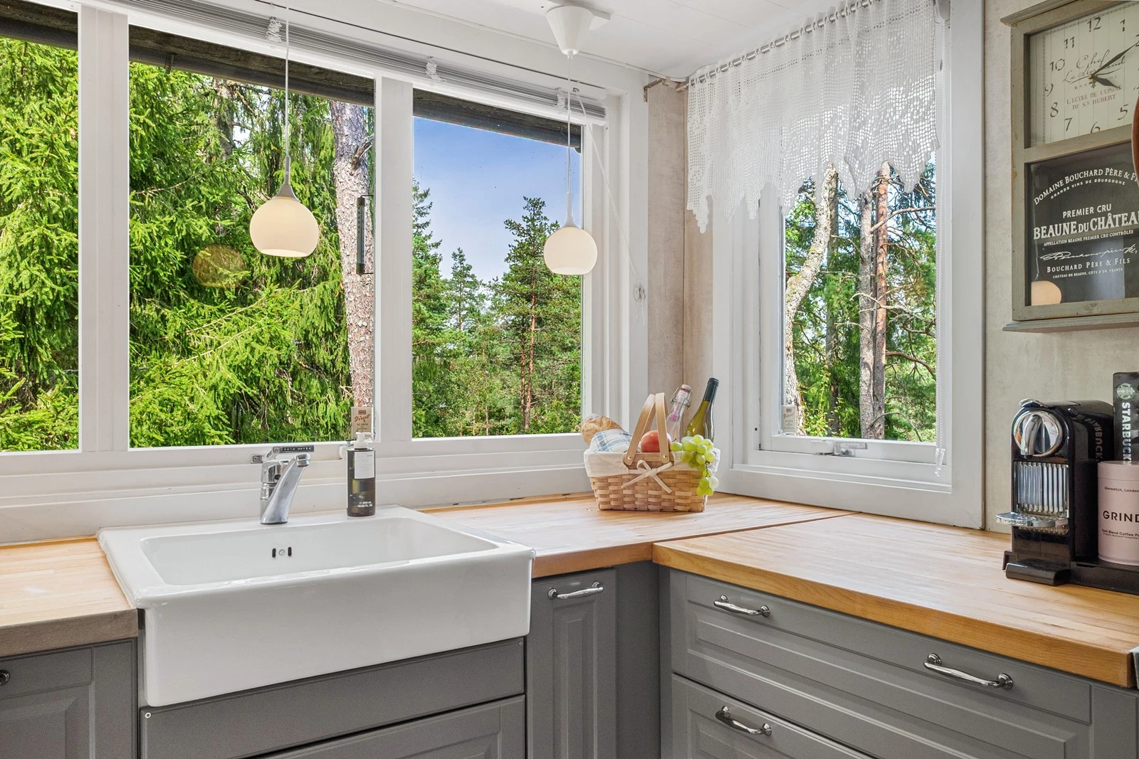 Rommet fremstår lyst og trivelig, med profilerte fronter, heltre benkeplate og store vinduer som gir flott utsikt og godt lysinnslipp. Galleribilde