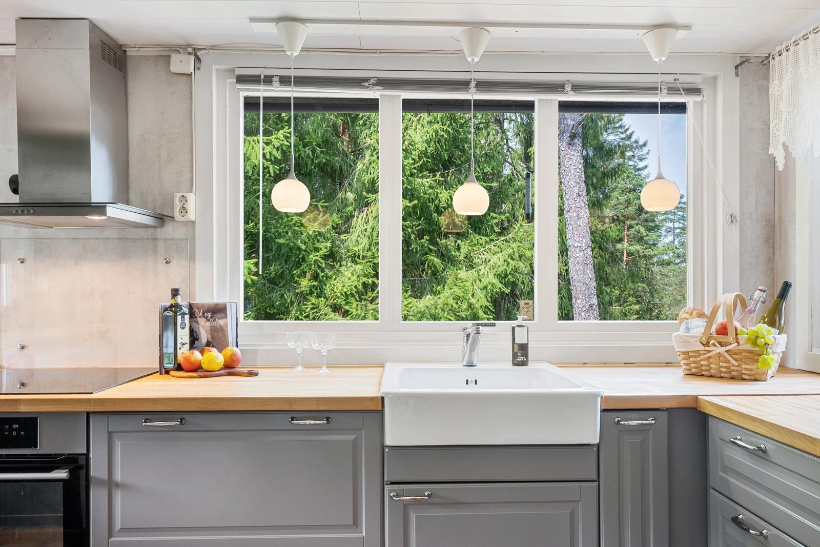 Hvitevarene består av integrert komfyr og platetopp, samt frittstående kjøle- og fryseskap. Galleribilde