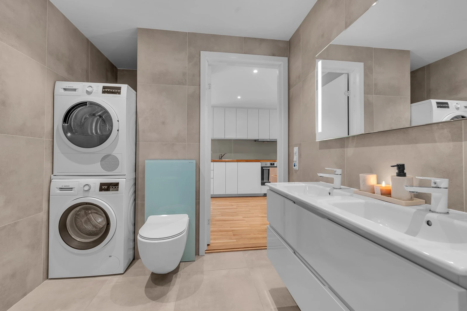 Hvitevarene er praktisk plassert i egen nisje Galleribilde