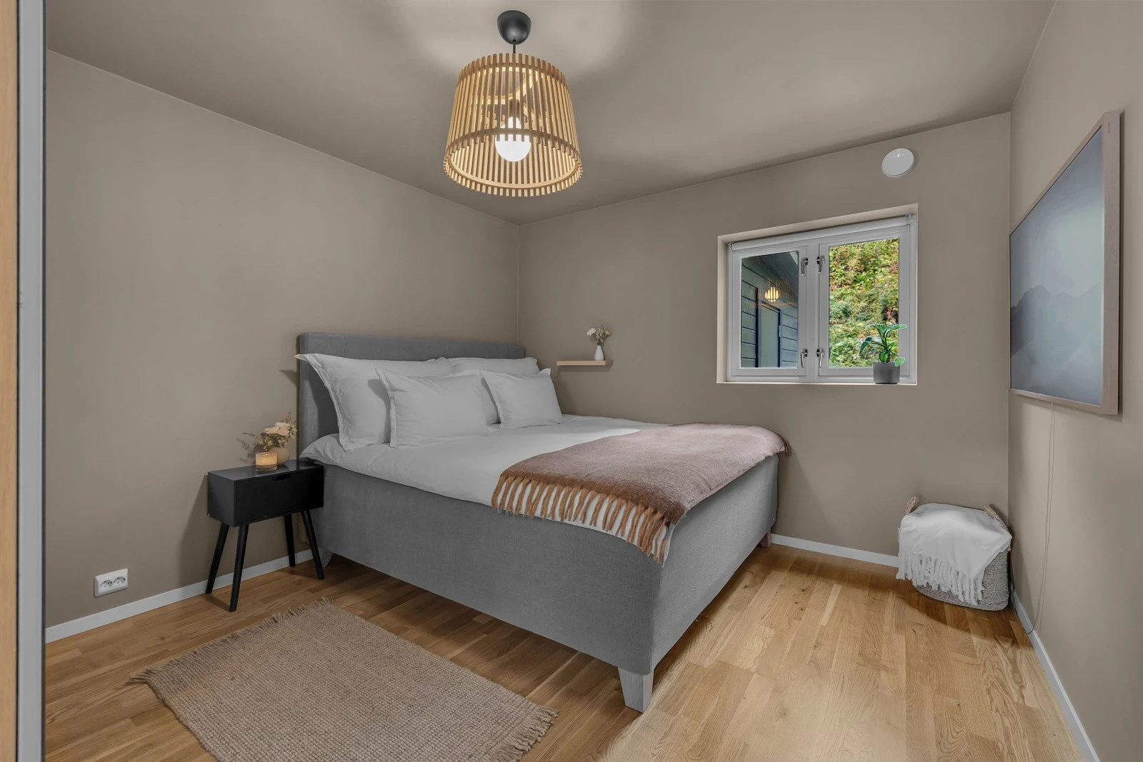 Stort, fint og tilbaketrukket soverom med god plass til både dobbeltseng og garderobe Galleribilde