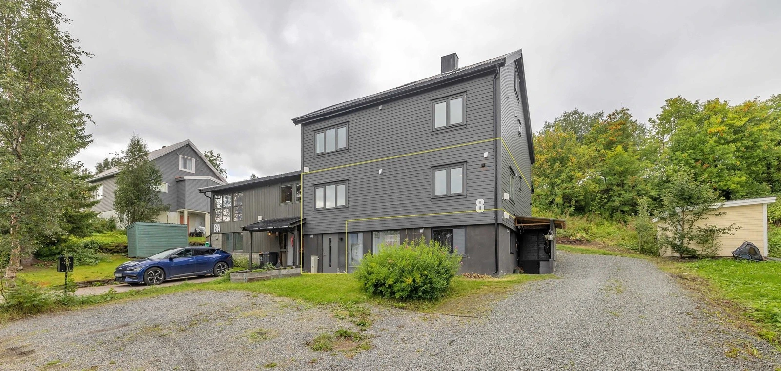 Ebeltoftvegen 8 er en romslig 3-roms selveier med tilbaketrukket beliggenhet på Alfheim i øvre del av Tromsø sentrum Galleribilde