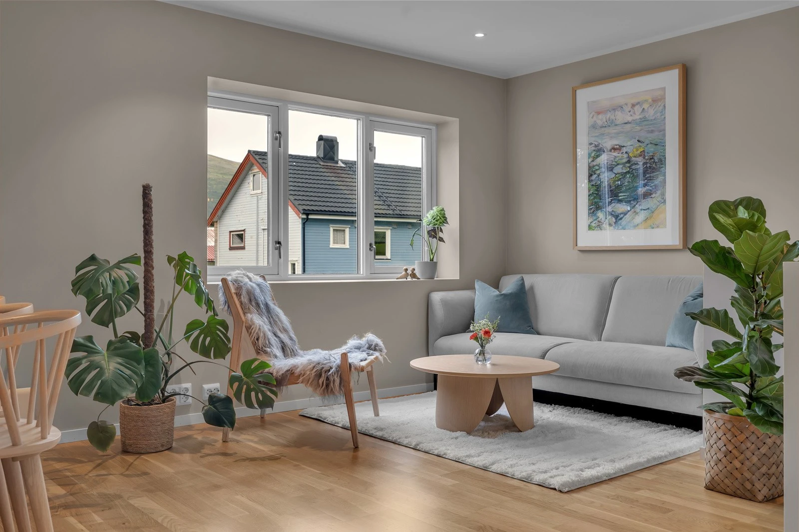 Rommet er malt i dus fin farge og har vindusflater mot øst Galleribilde