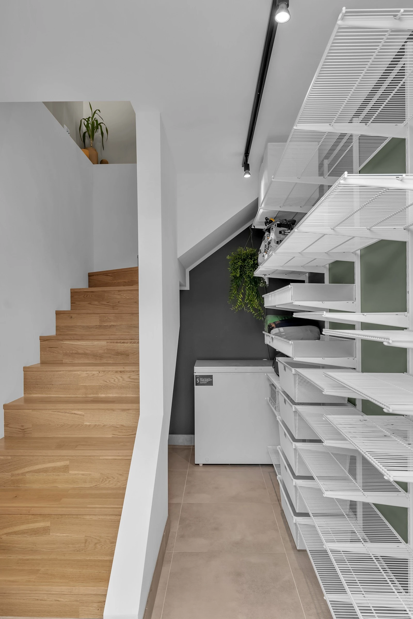 Fra stua går du ned til et praktisk areal som i dag nyttes som bod. Galleribilde