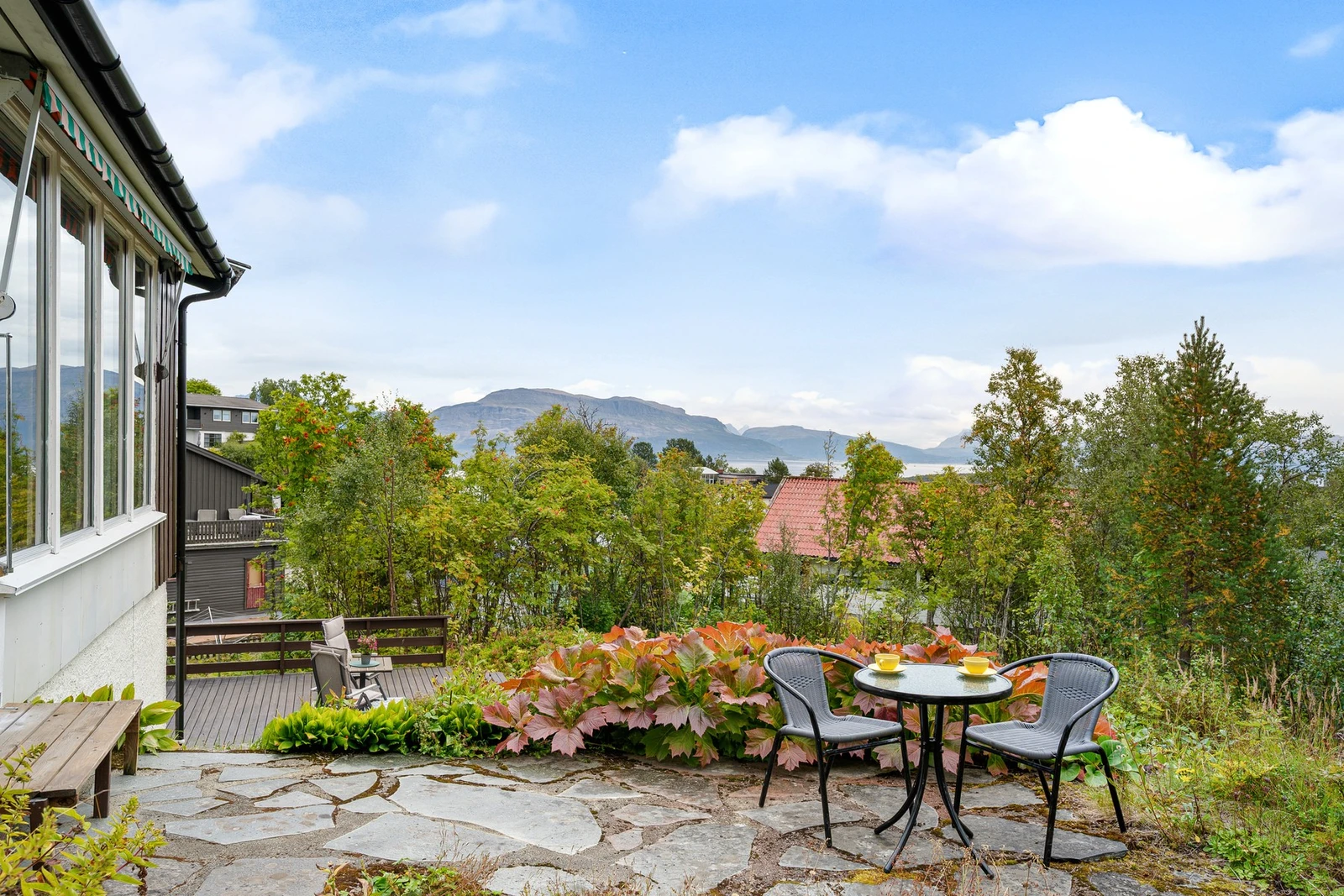 Flere koselige utearealer med mulighet for ulike utemøblement Galleribilde