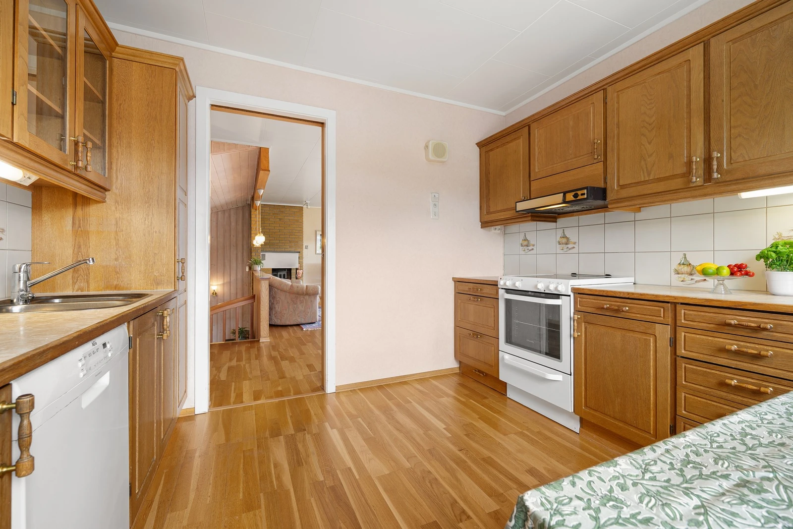 Komfyr, kjøleskap og oppvaskmaskin medfølger handelen Galleribilde