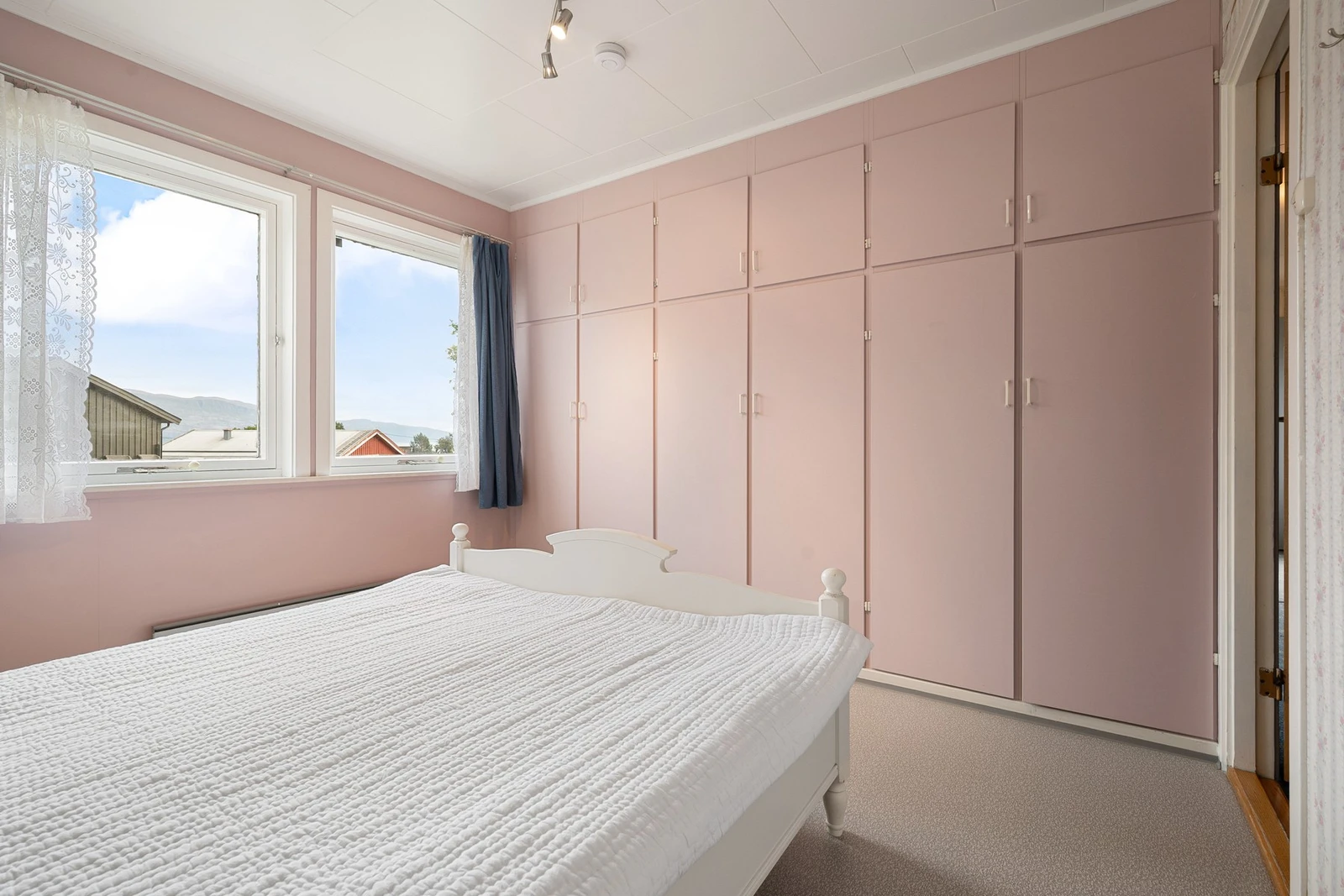 Stort og godt med god garderobeplass i innebygde skap Galleribilde