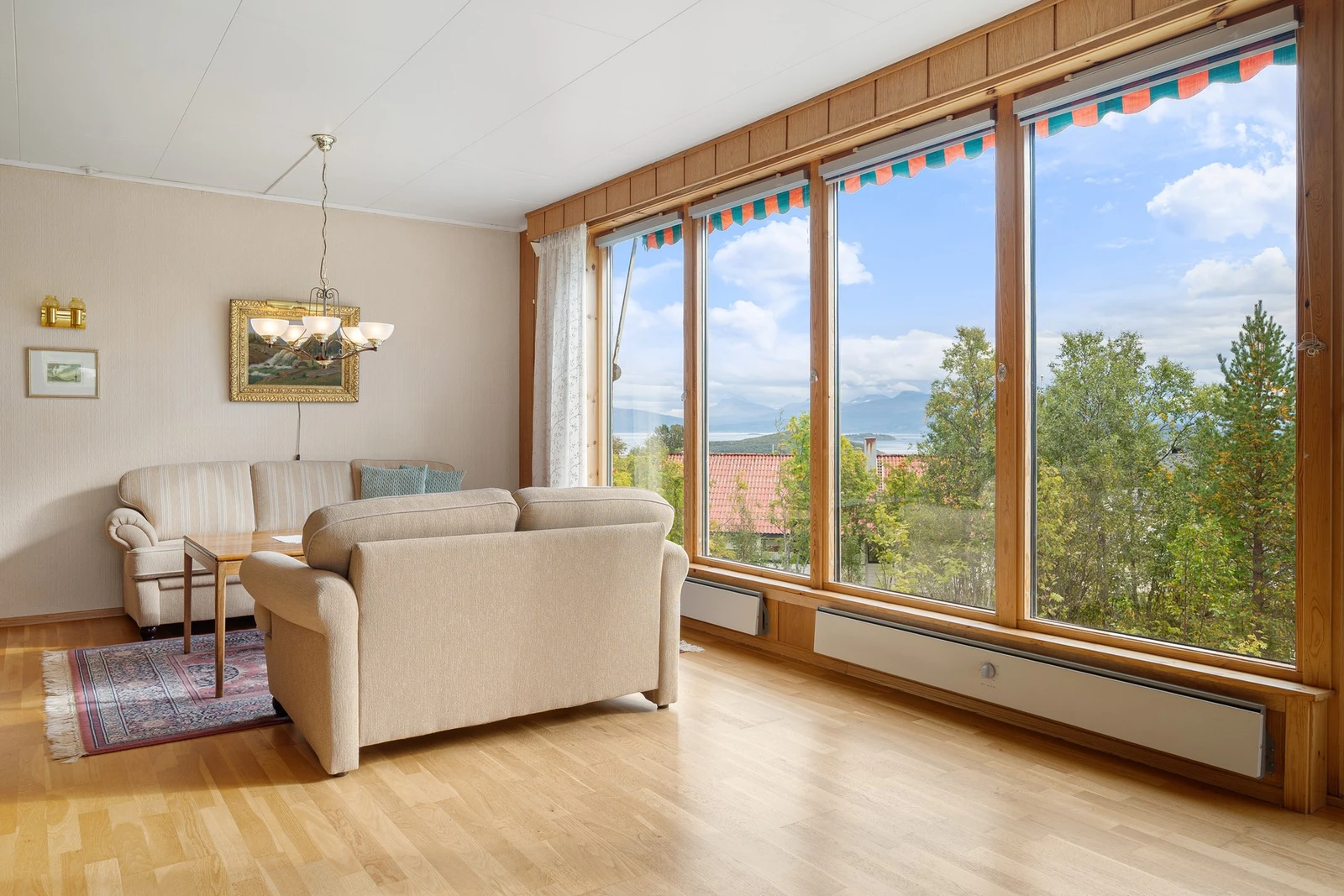 Vinduene gir strålende utsikt og gir verdifullt dagslys inn Galleribilde