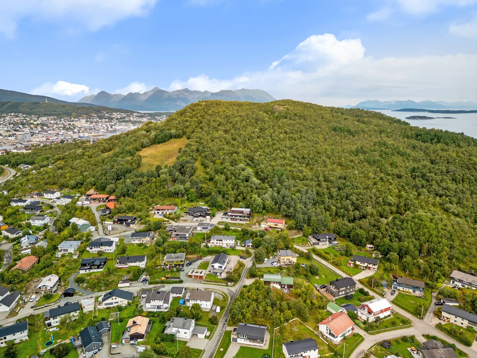 Gangsåstoppen på baksiden ligger i tilknytning til Toppenveien, og det går sti få hundre meter fra boligen opp til det populære utsiktspunktet Galleribilde