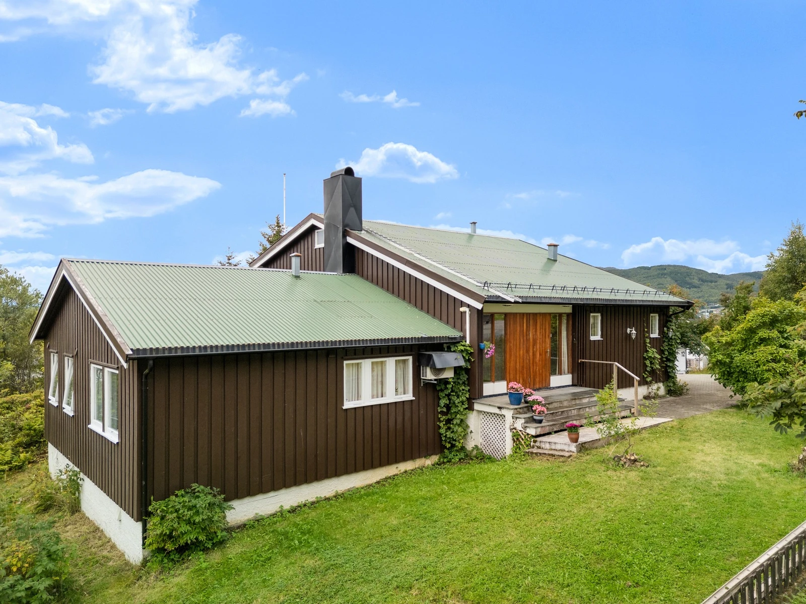 Romslig enebolig med gode oppholdsrom, 4 soverom og praktisk planløsning Galleribilde