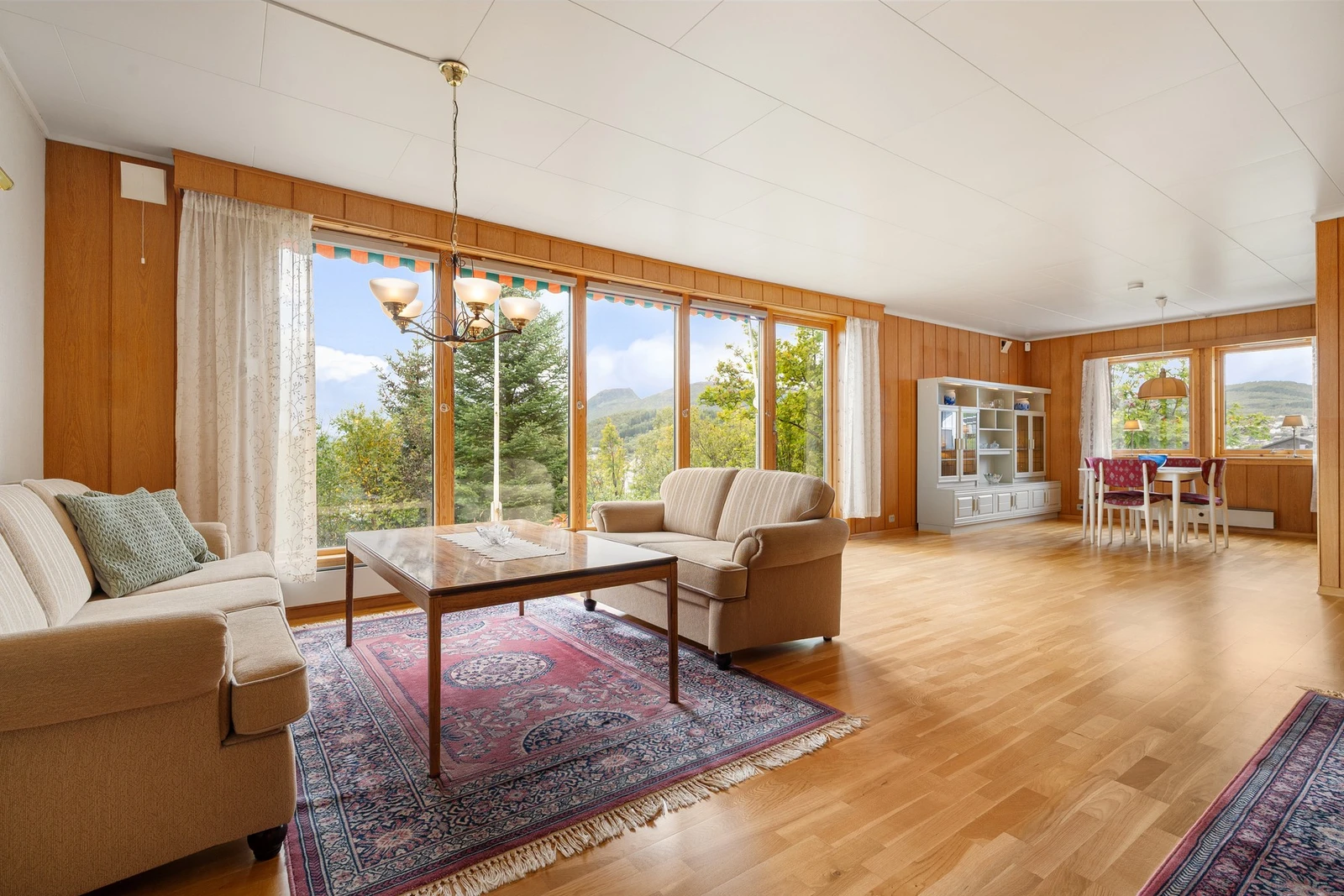 Boligen rommer mange og er fin for familier og/eller deg som liker å invitere til sosiale sammenkomster Galleribilde