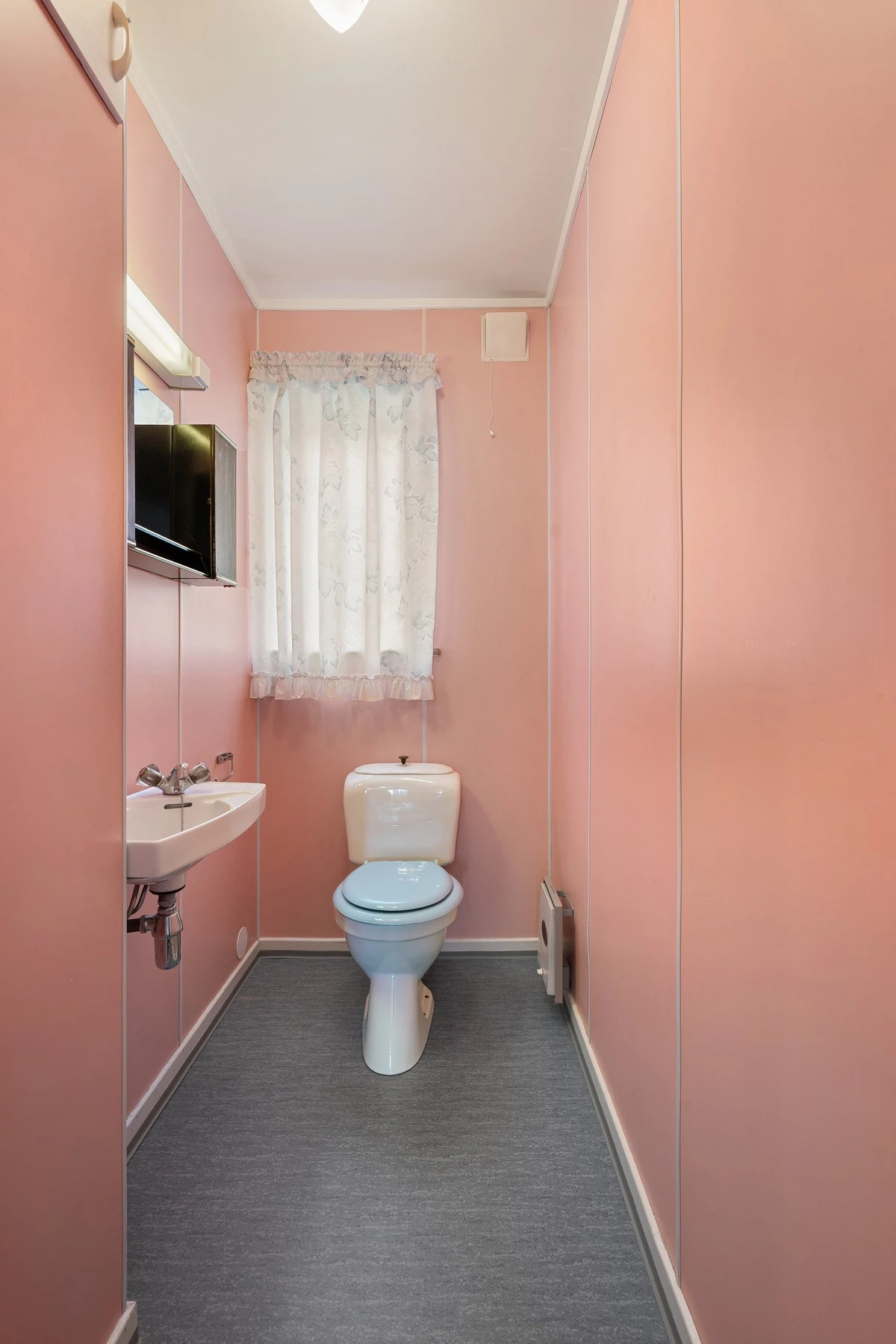 Toalettrom ved siden av badet Galleribilde