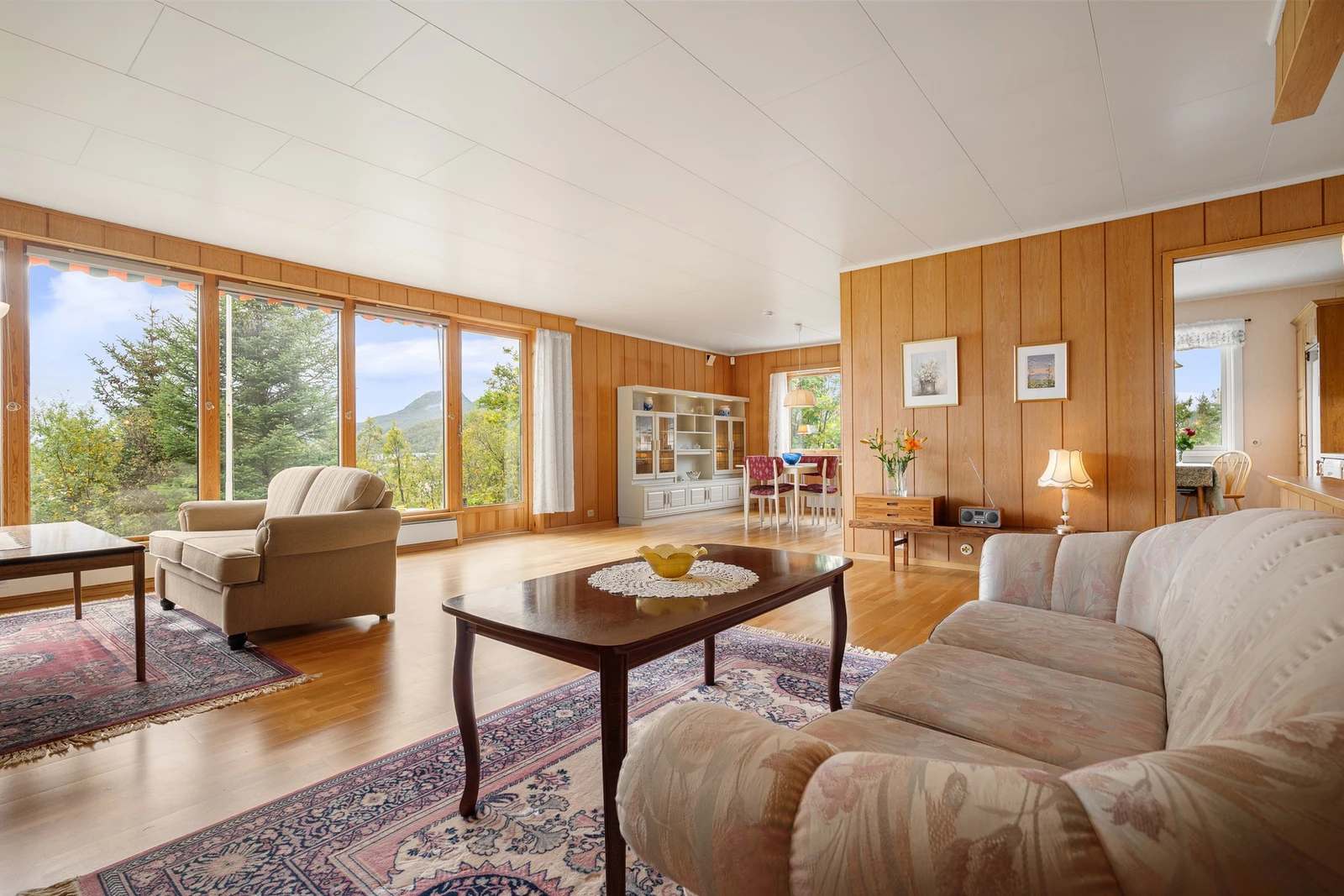 Her finner du mange muligheter for ulike møbleringsløsninger, og du har god plass til flere sittegrupper Galleribilde