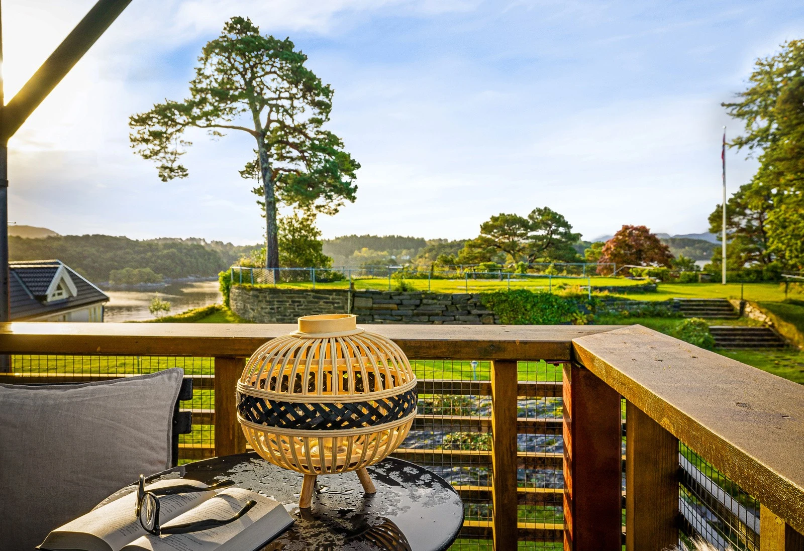 Herlig med altan både utenfor stuen og ved inngangspartiet. Galleribilde