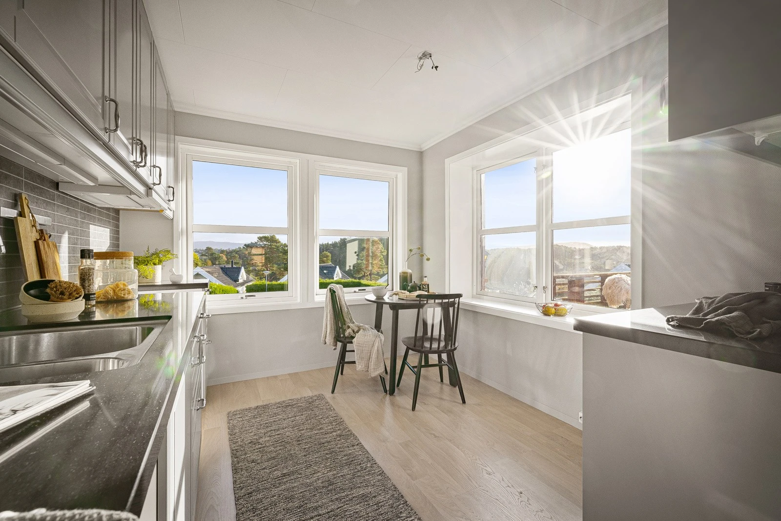 Romslig kjøkken hvor det er god plass til en spisegruppe. Galleribilde