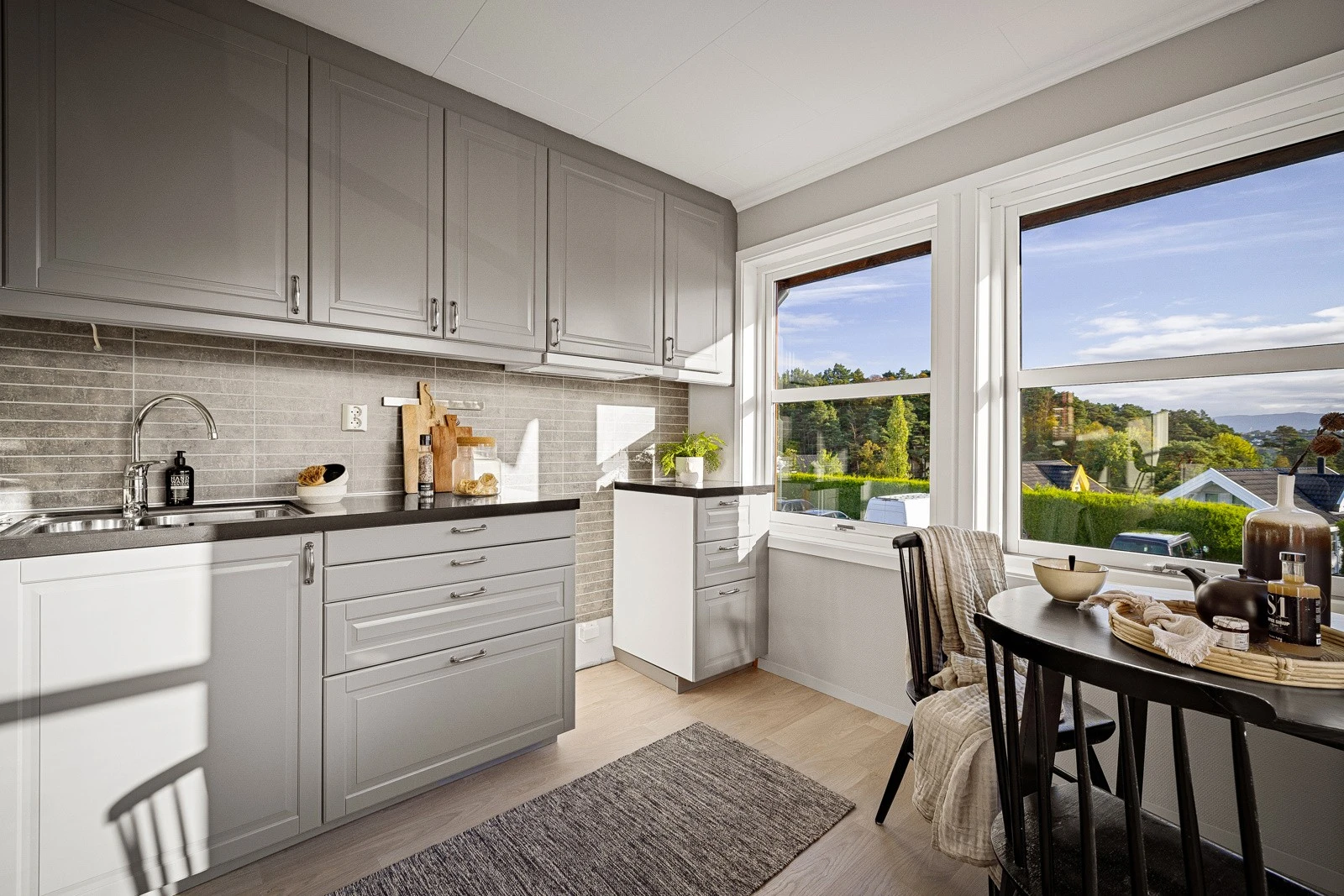 Kjøkkenet har kjøkkeninnredning med profilerte fronter og god benke, skuffe- og skapplass. Galleribilde