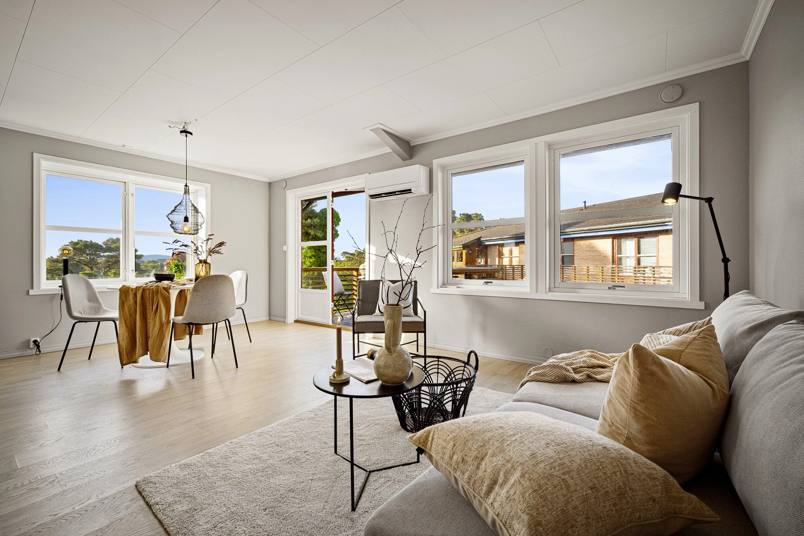 Lys åpen stue med utgang til balkongen. Uteplass på 2 sider. Galleribilde