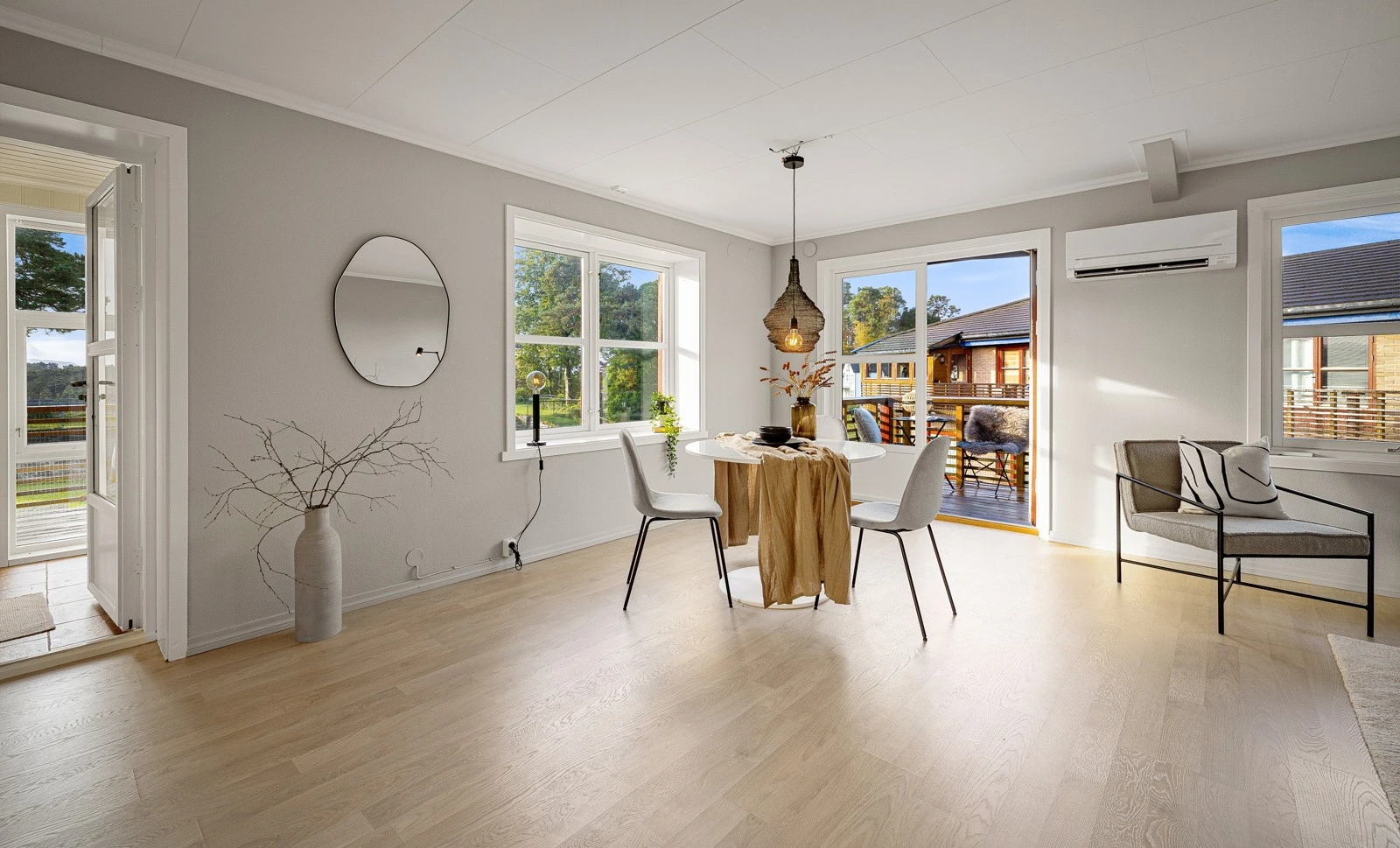 Stor og åpen stue med god plass til salong og spisegruppe. Galleribilde