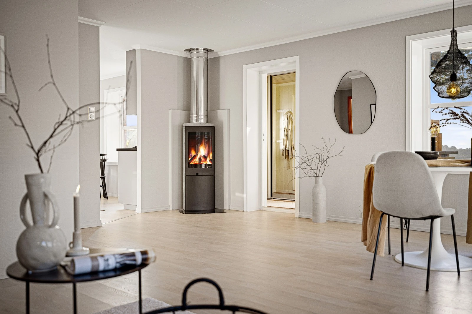 I 2023 er det malt både vegger, tak, lister og vinduskarmer. Galleribilde