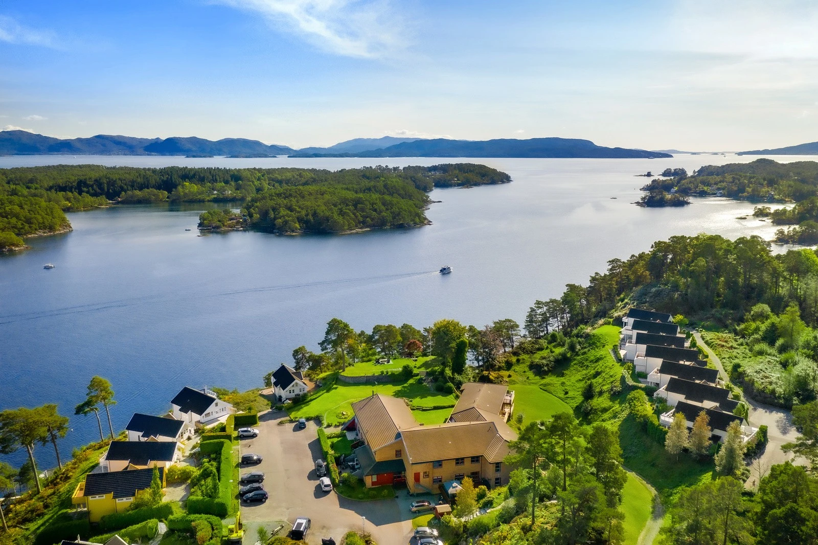 Her har du fjorden for dine føtter, nyt ett morgenbad på sameiets egen brygge. Galleribilde