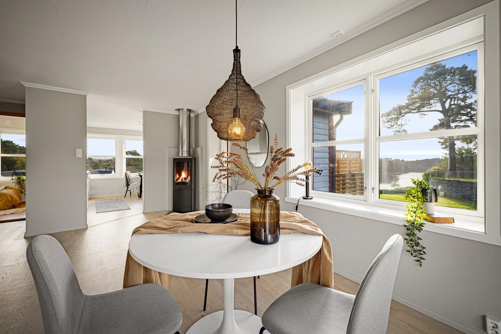 Vi tar turen inn igjen i stuen. Galleribilde