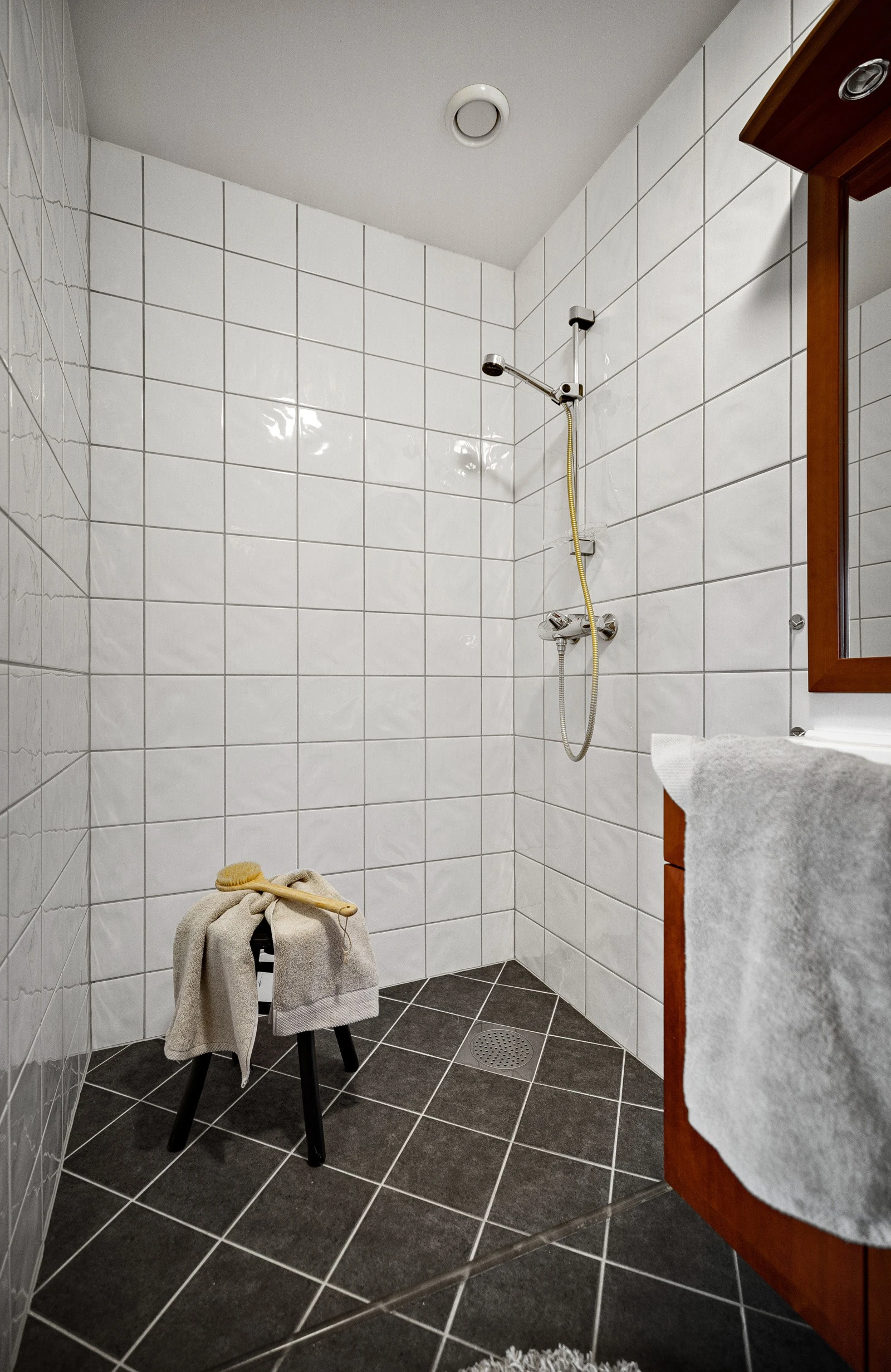 Badet er innredet med servantskap med speil, toalett og dusj. Galleribilde