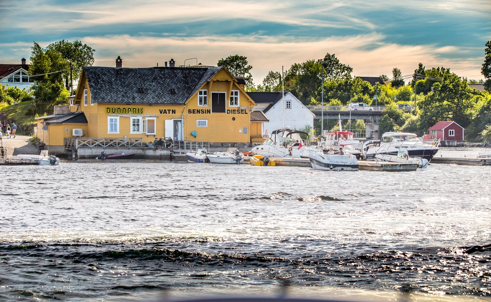 Vedholmen med butikk og båthavn. Galleribilde