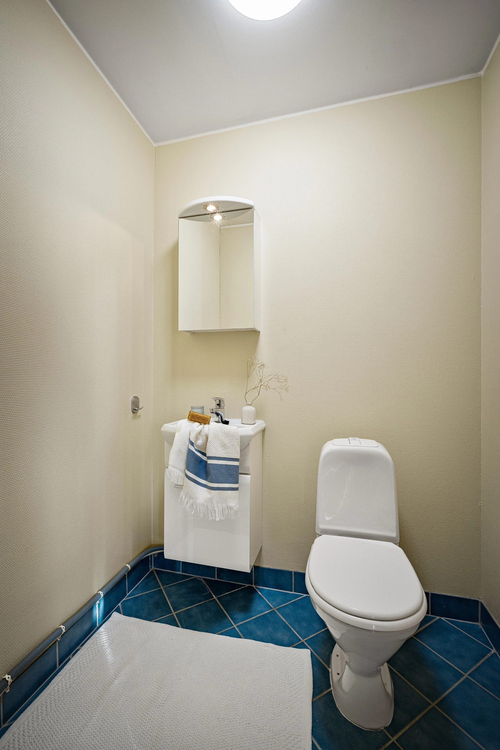 Leiligheten har også et eget toalettrom utenom badet. Galleribilde