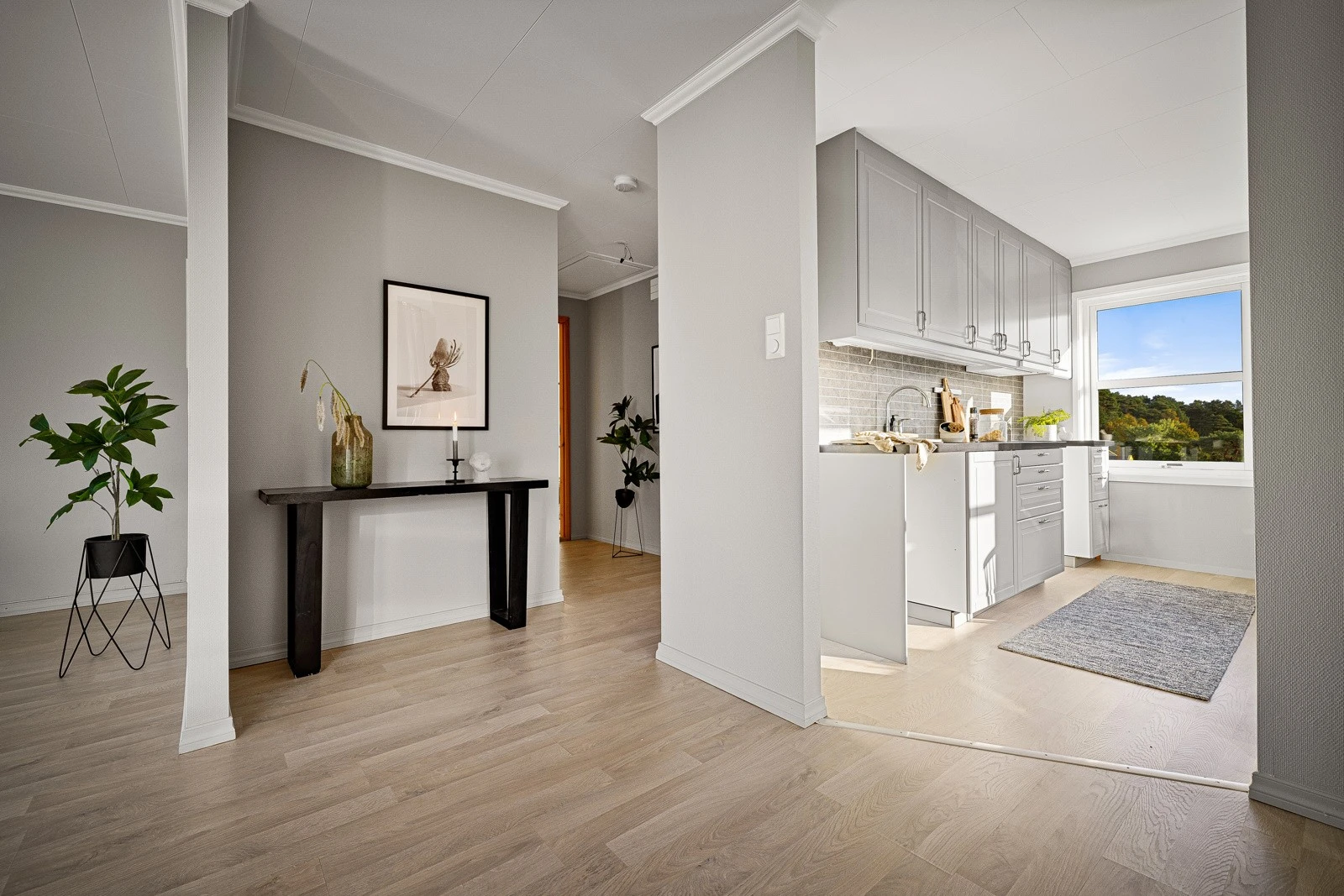 Fra stuen og inn på kjøkkenet. Galleribilde