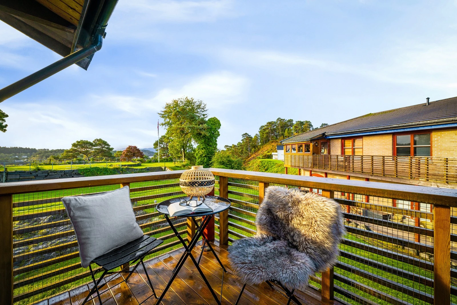 Koselig uteplass med plass til sittegruppe. Galleribilde