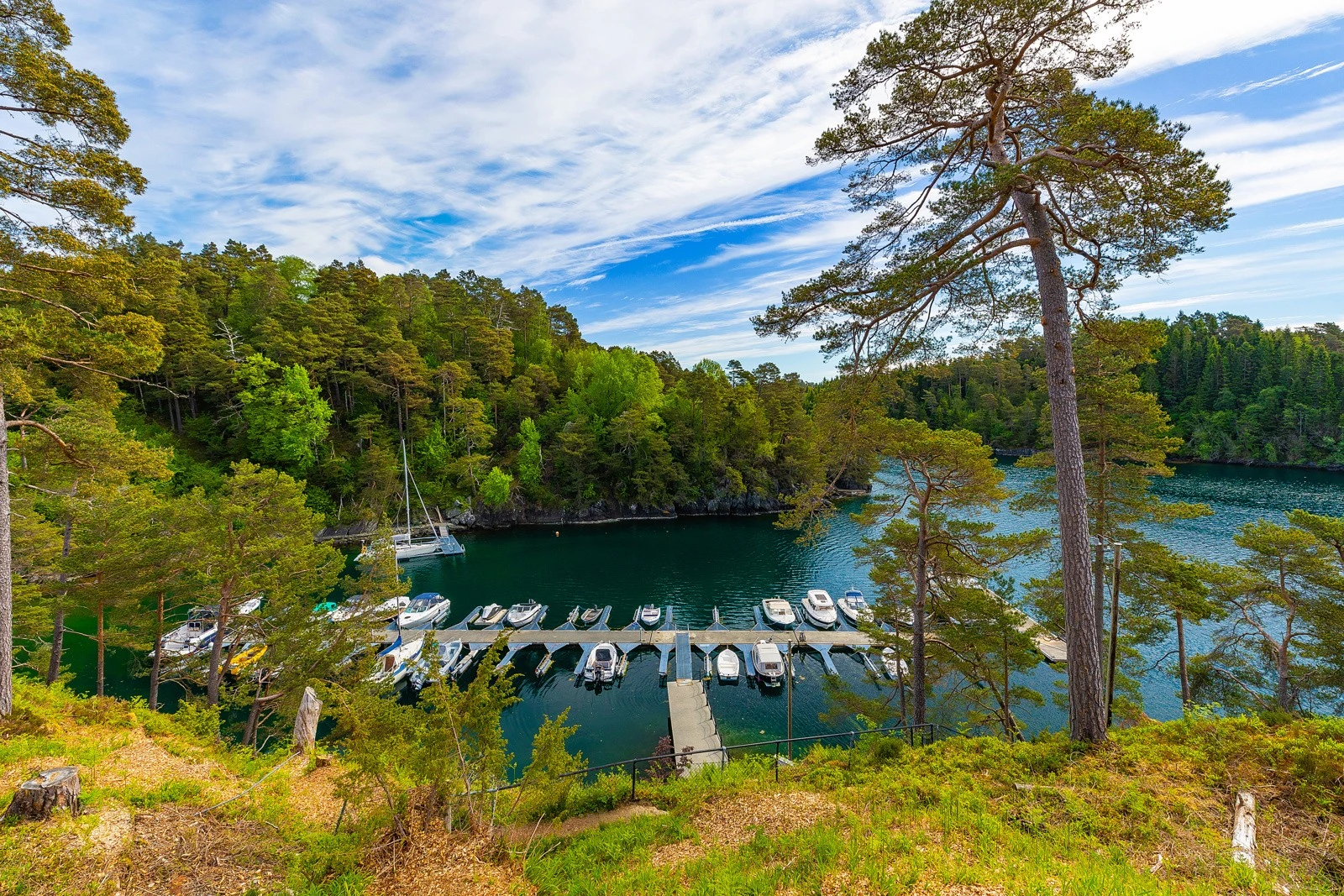Flytebryggen der det medfølger båtplass . Galleribilde