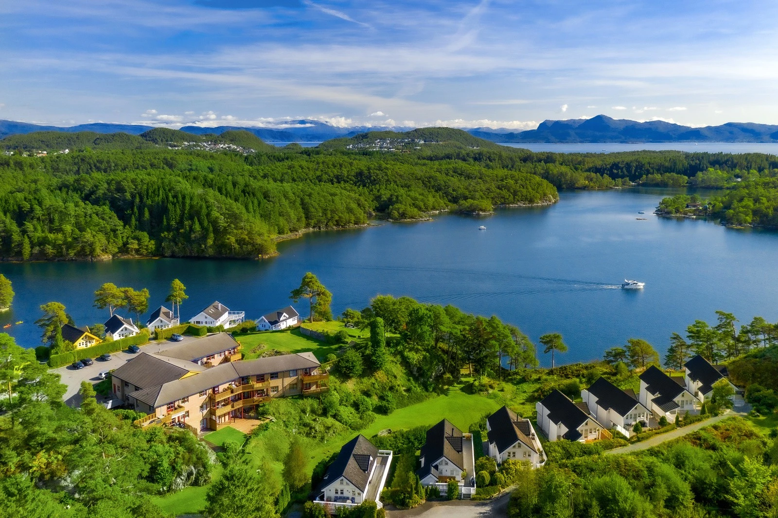 Området er fantastisk, holmer, bukter, sund og fiskeplasser rett utenfor din egen båtplass. Galleribilde