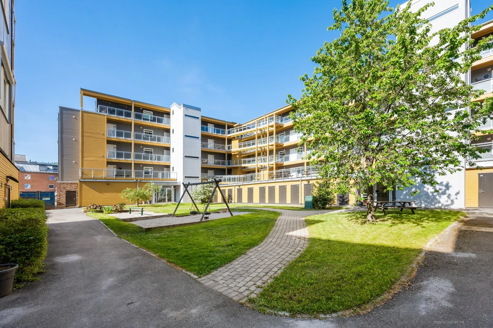 Arealene er pent opparbeidet med store grøntarealer med sittegrupper, lekeplass, plener og beplantning. Et flott sted å tilbringe tid med familie og venner.