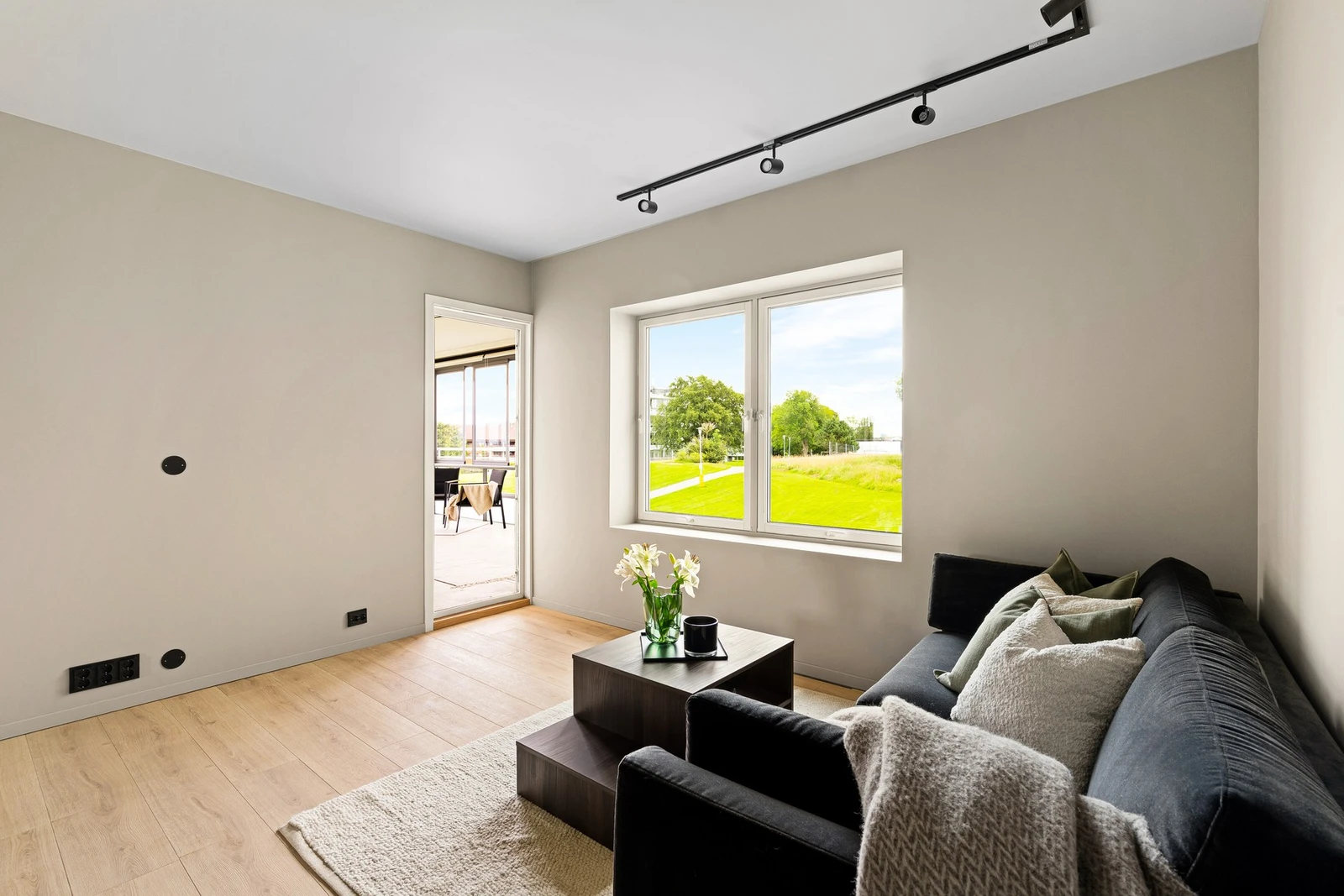 Lys stue med store vindusflater med fin utsikt. Galleribilde